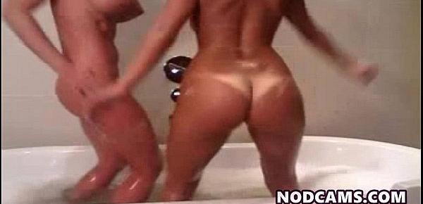  Two naked chicks dancing shaking ass